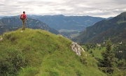 05 Ci si poorta subito sul crinale, con bella vista sul Passo della Presolana...